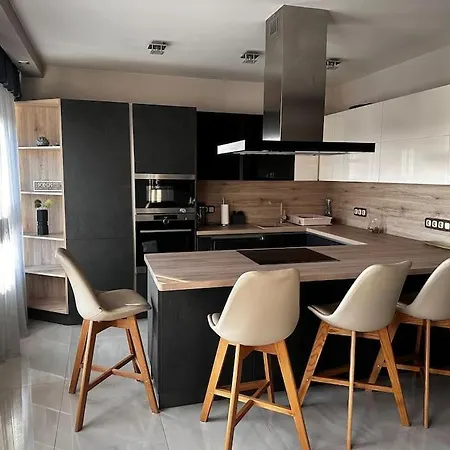 M18 - Csak Egy Lepes A Toertenelmi Belvaros - Free Parking