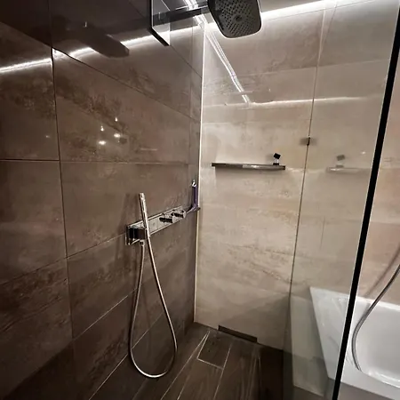 M18 - Csak Egy Lepes A Toertenelmi Belvaros - Free Parking 佩奇