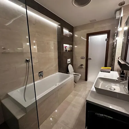 M18 - Csak Egy Lepes A Toertenelmi Belvaros - Free Parking Apartment