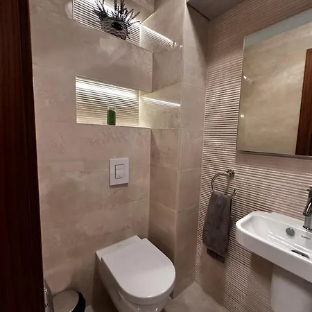 Apartment M18 - Csak Egy Lepes A Toertenelmi Belvaros - Free Parking *