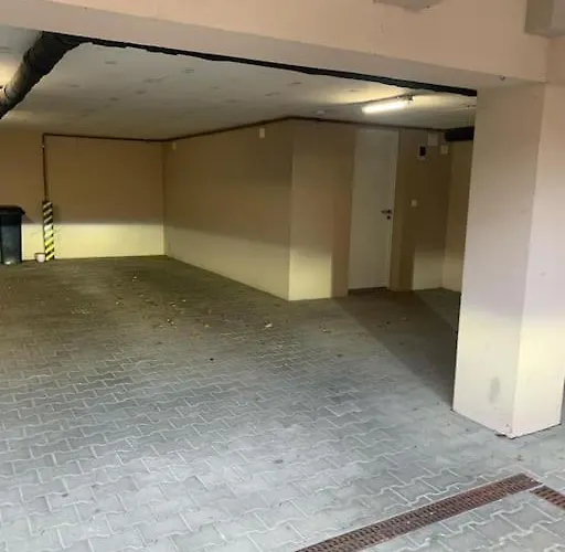 M18 - Csak Egy Lepes A Toertenelmi Belvaros - Free Parking