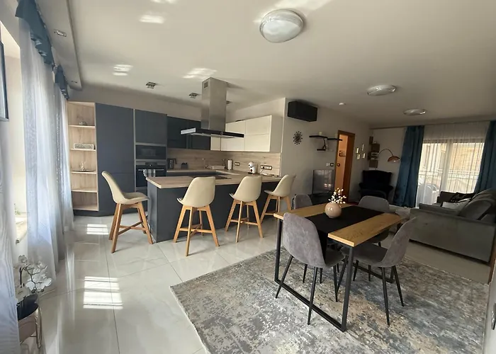 Apartament M18 - Csak Egy Lepes A Toertenelmi Belvaros - Free Parking